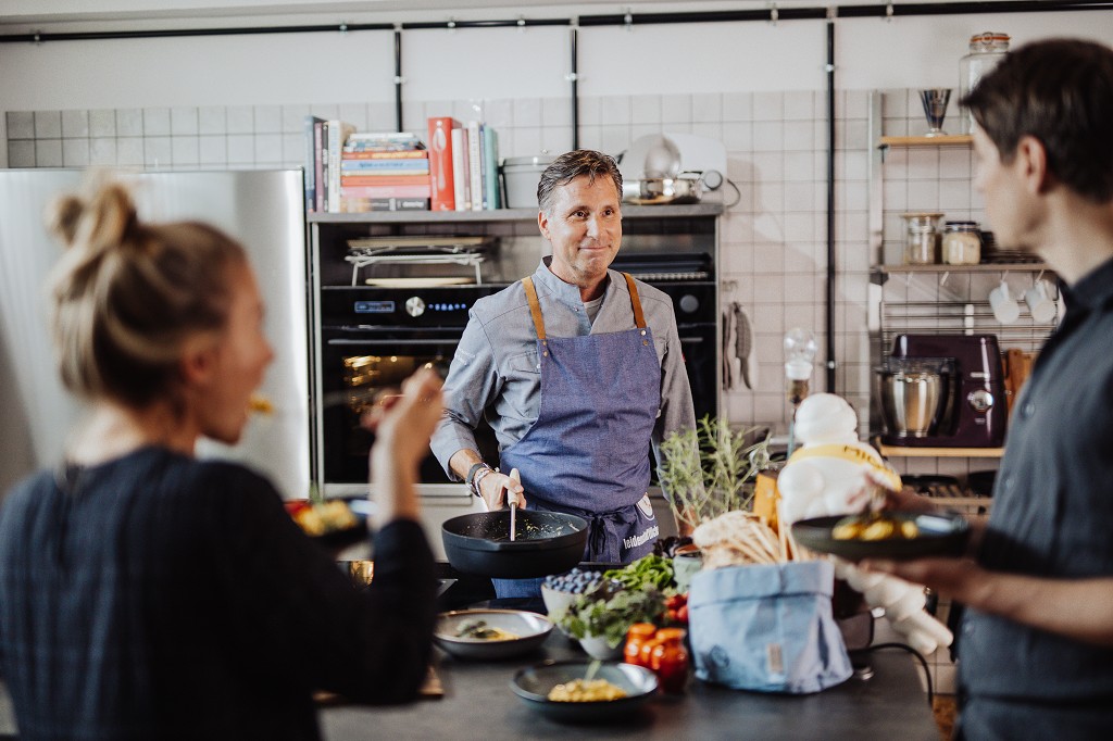 Gäste probieren ihr gekochtes Gericht im Kochkurs bei Dietmar Schug Gäste probieren ihr gekochtes Gericht im Kochkurs bei Dietmar Schug