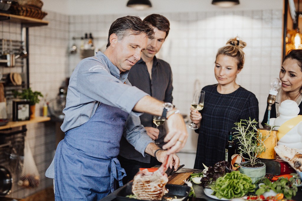 Mietkoch Dietmar Schug zeigt beim Live Cooking den Gästen seine Kochschritte